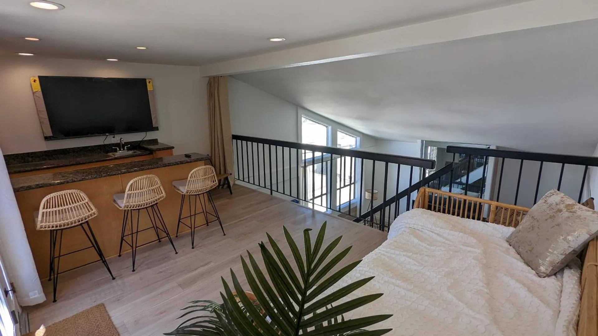 Daire Bohemian Beach Pad With 5 Beds, Patio & Non-Pickup-Truck Parking Long Beach ABD