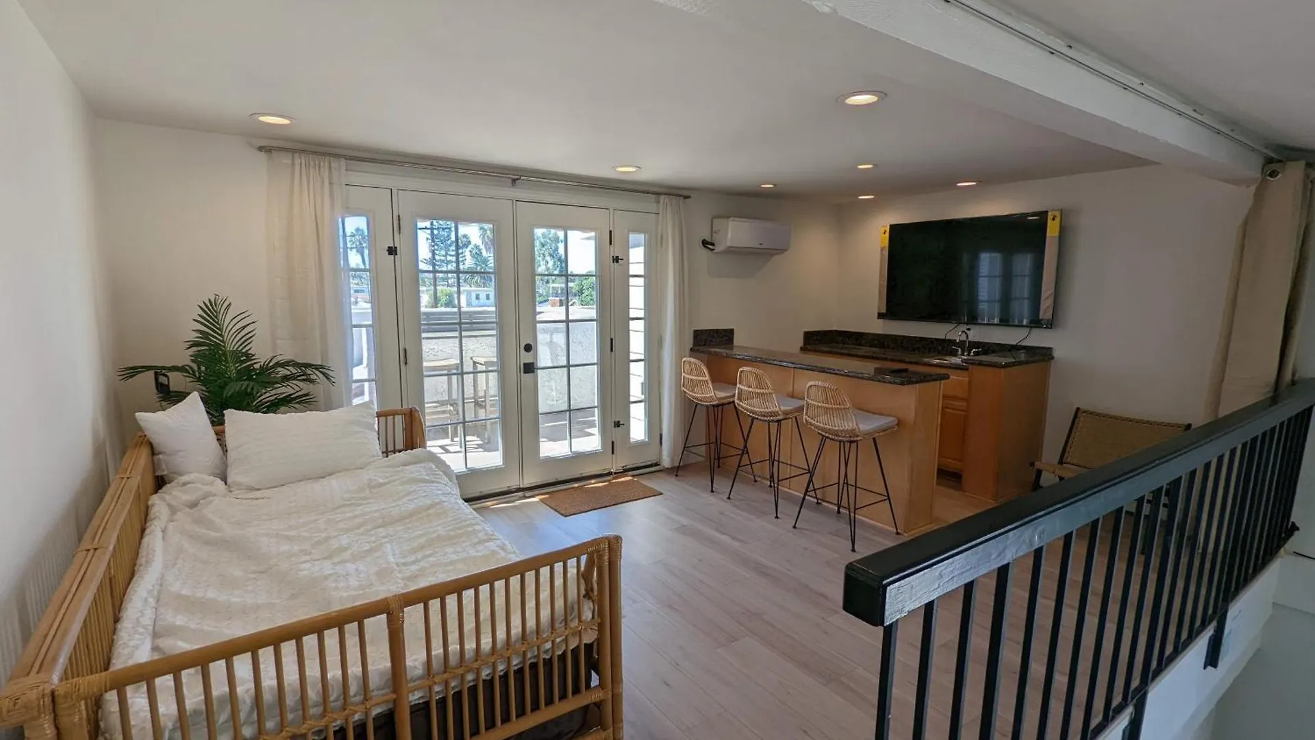 Bohemian Beach Pad With 5 Beds, Patio & Non-Pickup-Truck Parking Long Beach