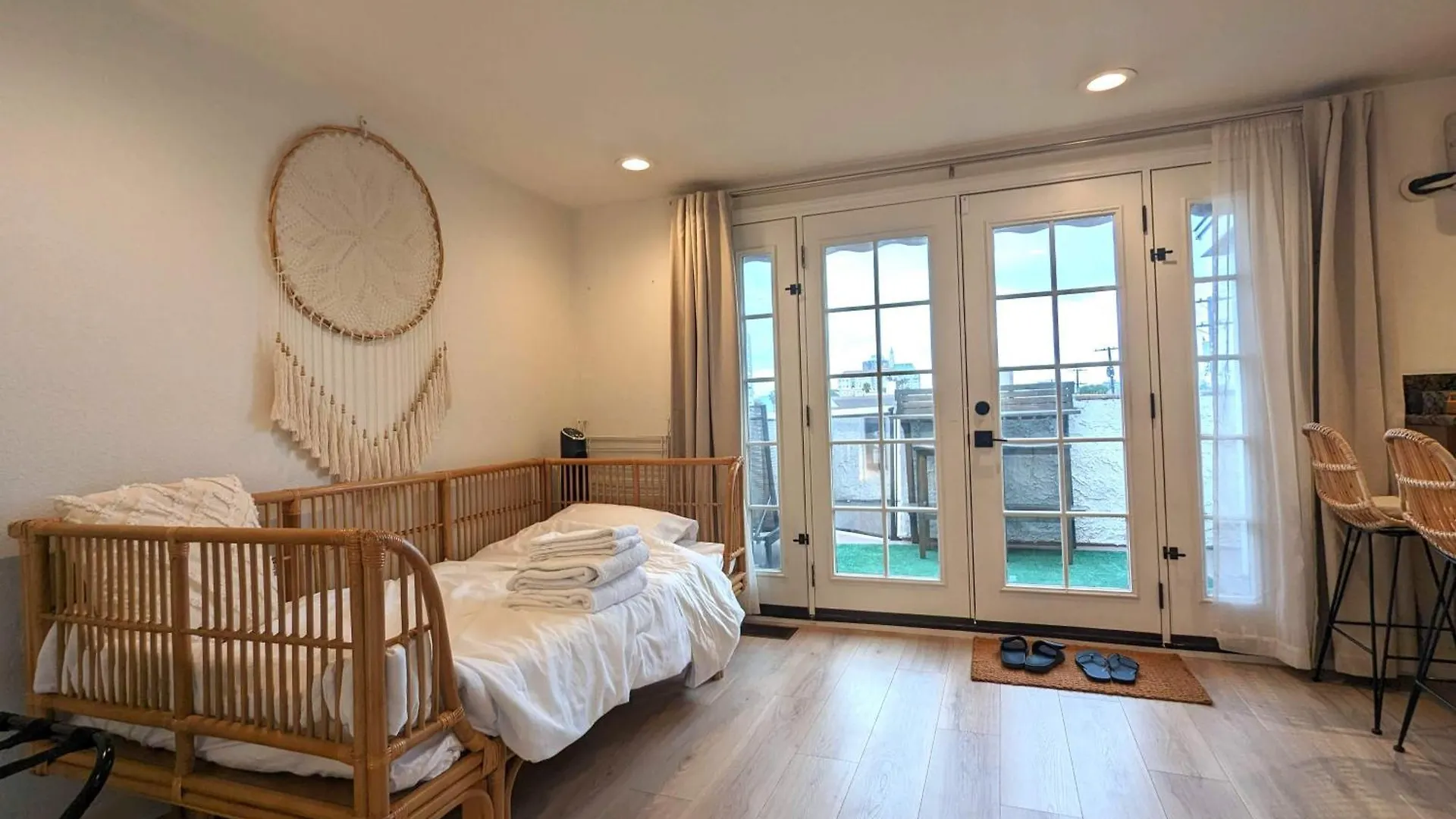 Bohemian Beach Pad With 5 Beds, Patio & Non-Pickup-Truck Parking Long Beach Daire