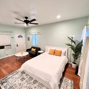 Apartment - Steps From The & Downtown, Long Beach