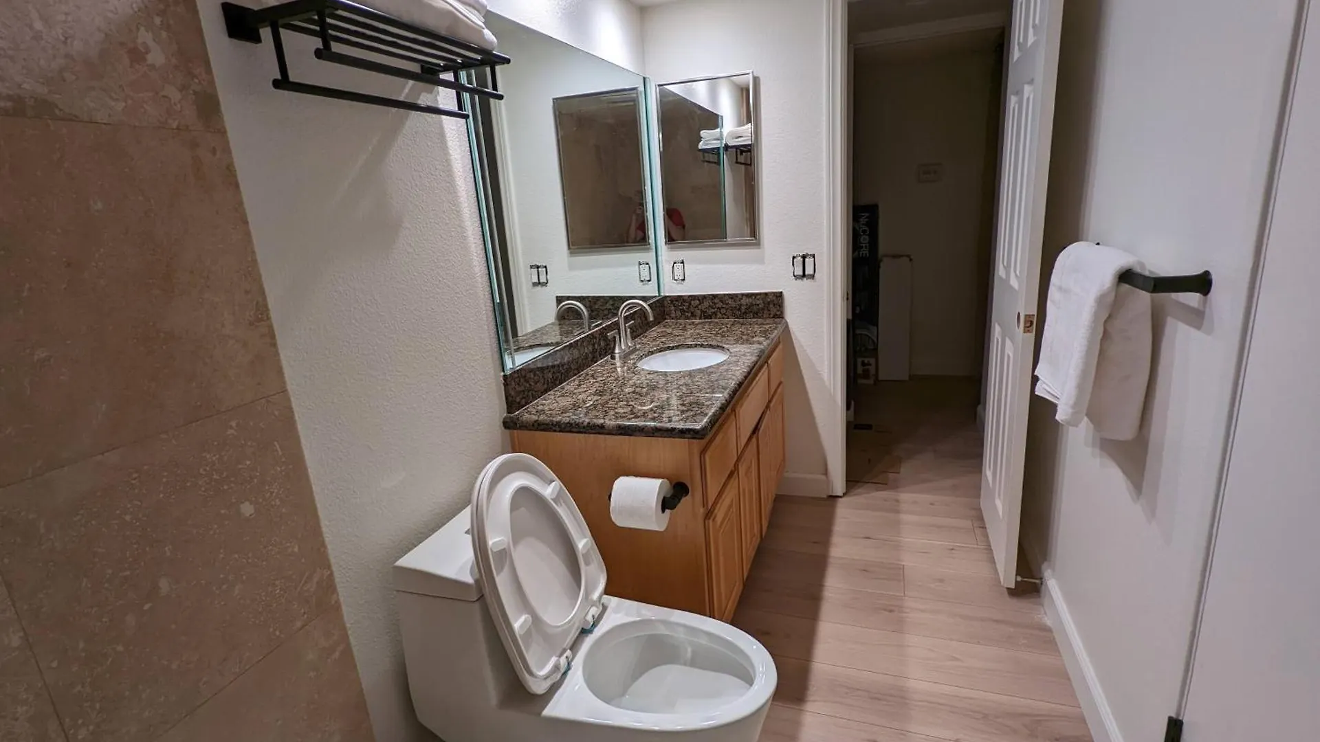 Bohemian Beach Pad With 5 Beds, Patio & Non-Pickup-Truck Parking Long Beach 0*,  United States