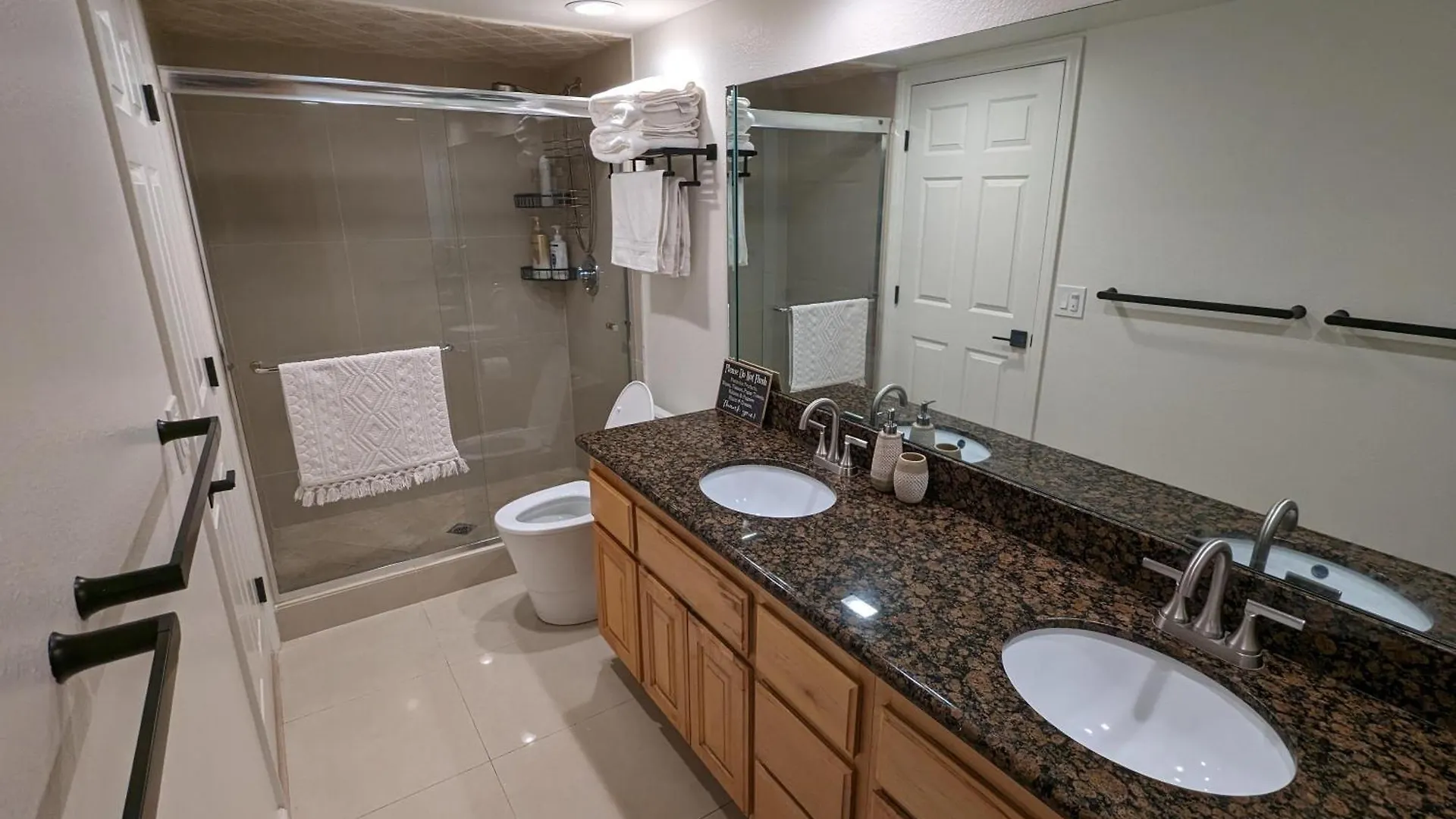 Bohemian Beach Pad With 5 Beds, Patio & Non-Pickup-Truck Parking Long Beach United States