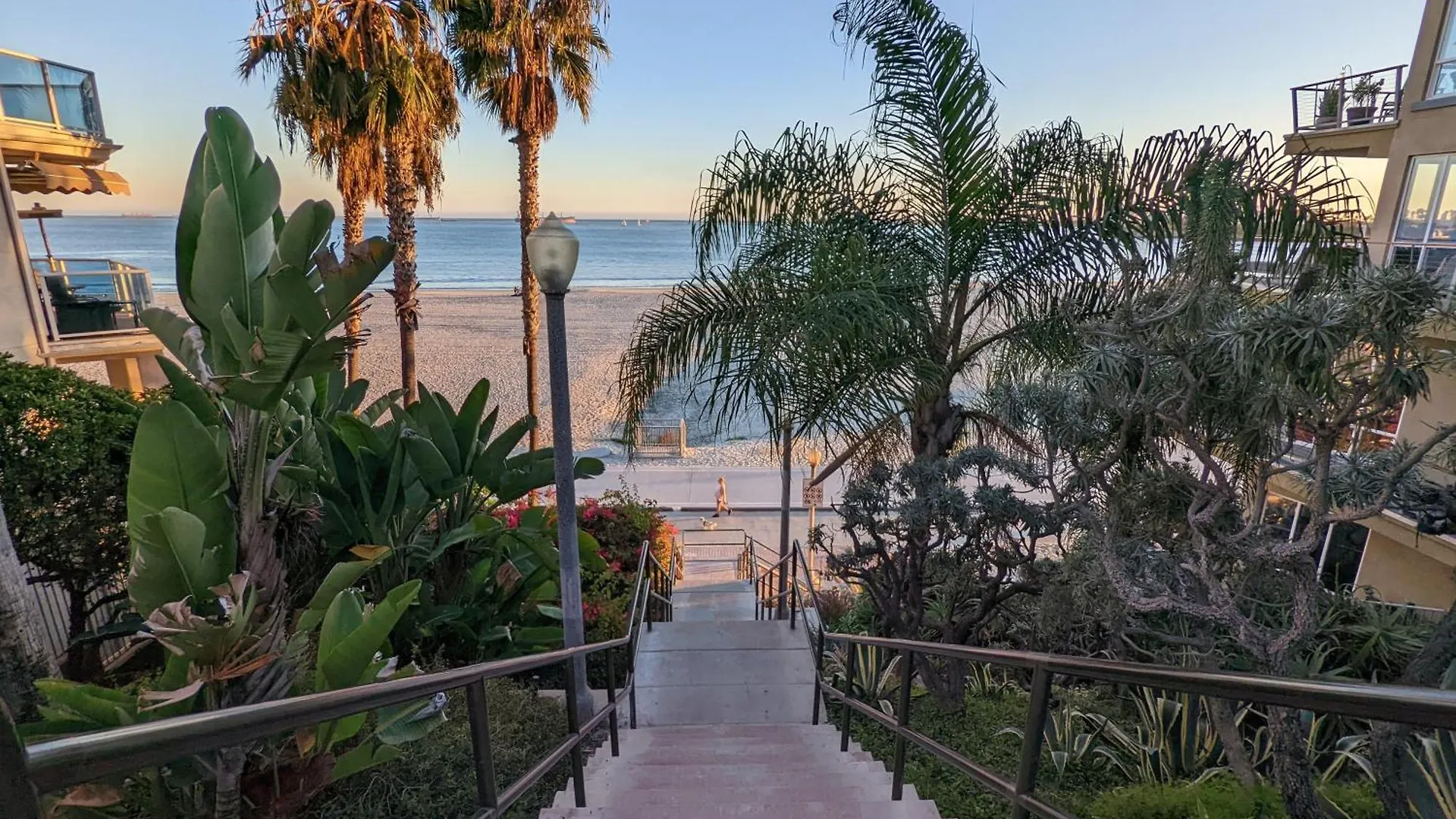 Bohemian Beach Pad With 5 Beds, Patio & Non-Pickup-Truck Parking Long Beach 0*,  United States