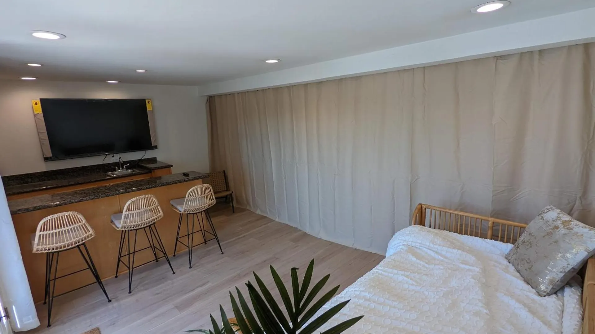 Apartment Bohemian Beach Pad With 5 Beds, Patio & Non-Pickup-Truck Parking Long Beach