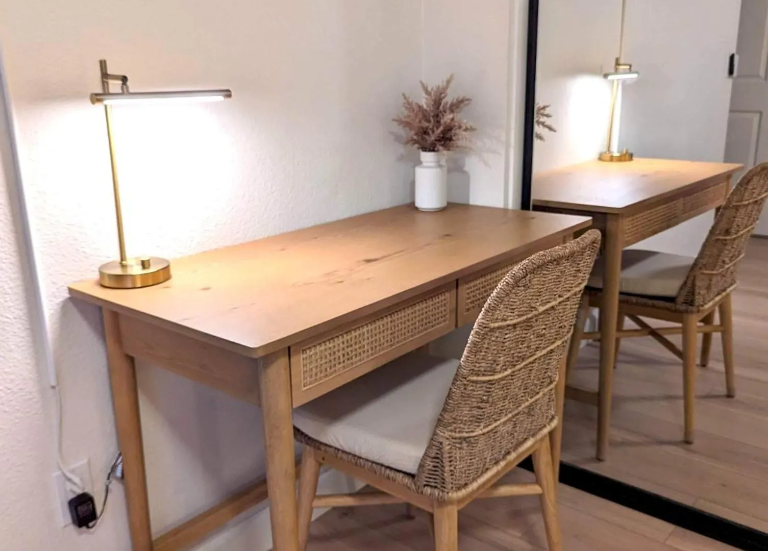 Bohemian Beach Pad With 5 Beds, Patio & Non-Pickup-Truck Parking Long Beach