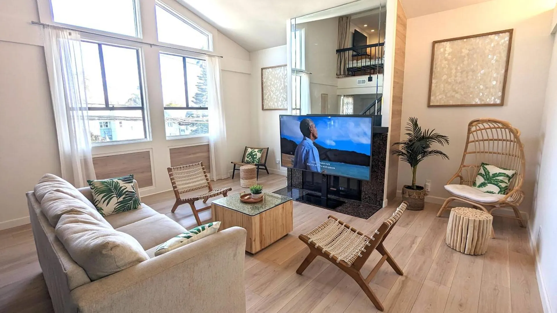 Bohemian Beach Pad With 5 Beds, Patio & Non-Pickup-Truck Parking Long Beach