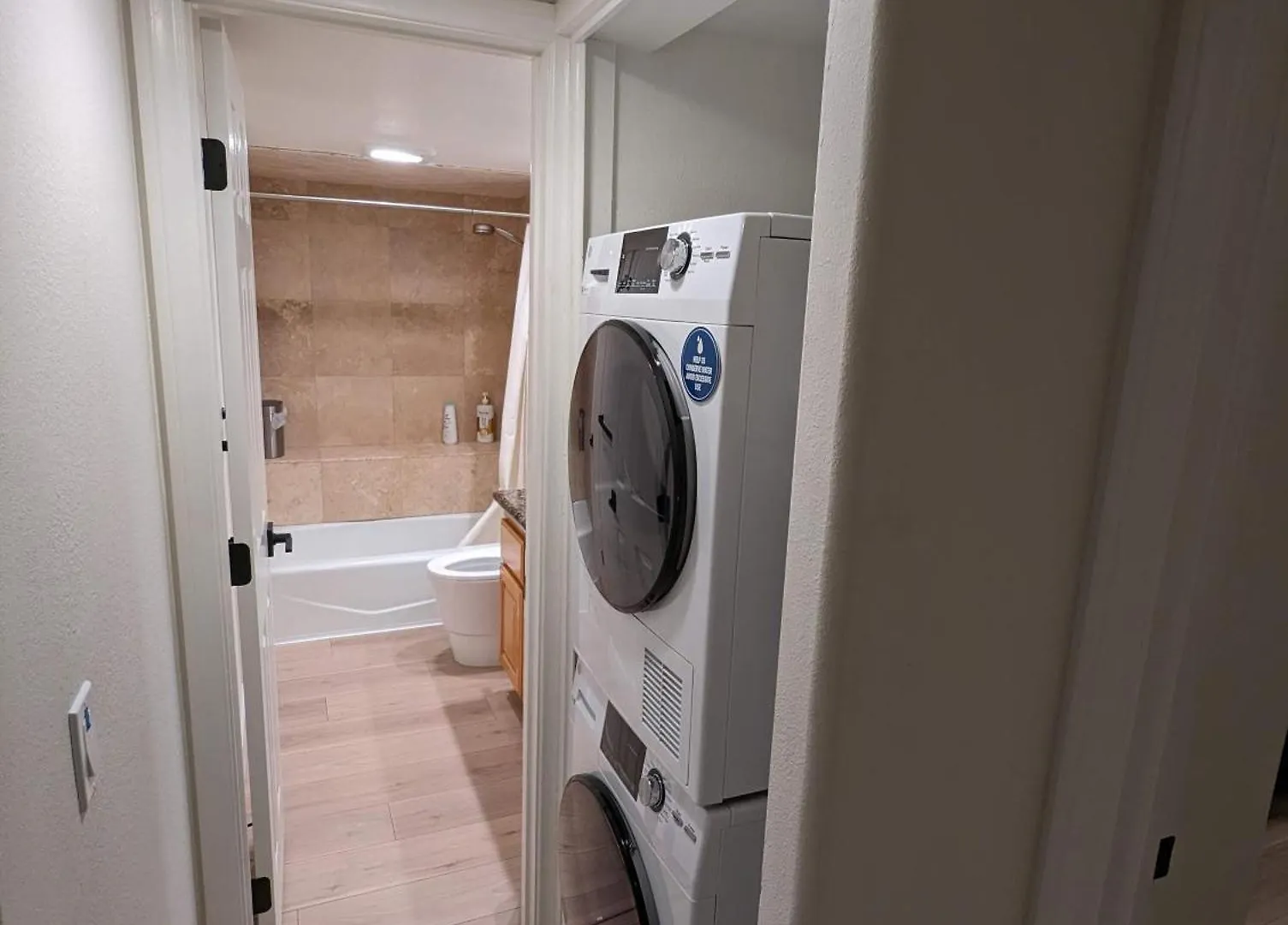 Apartment Bohemian Beach Pad With 5 Beds, Patio & Non-Pickup-Truck Parking Long Beach