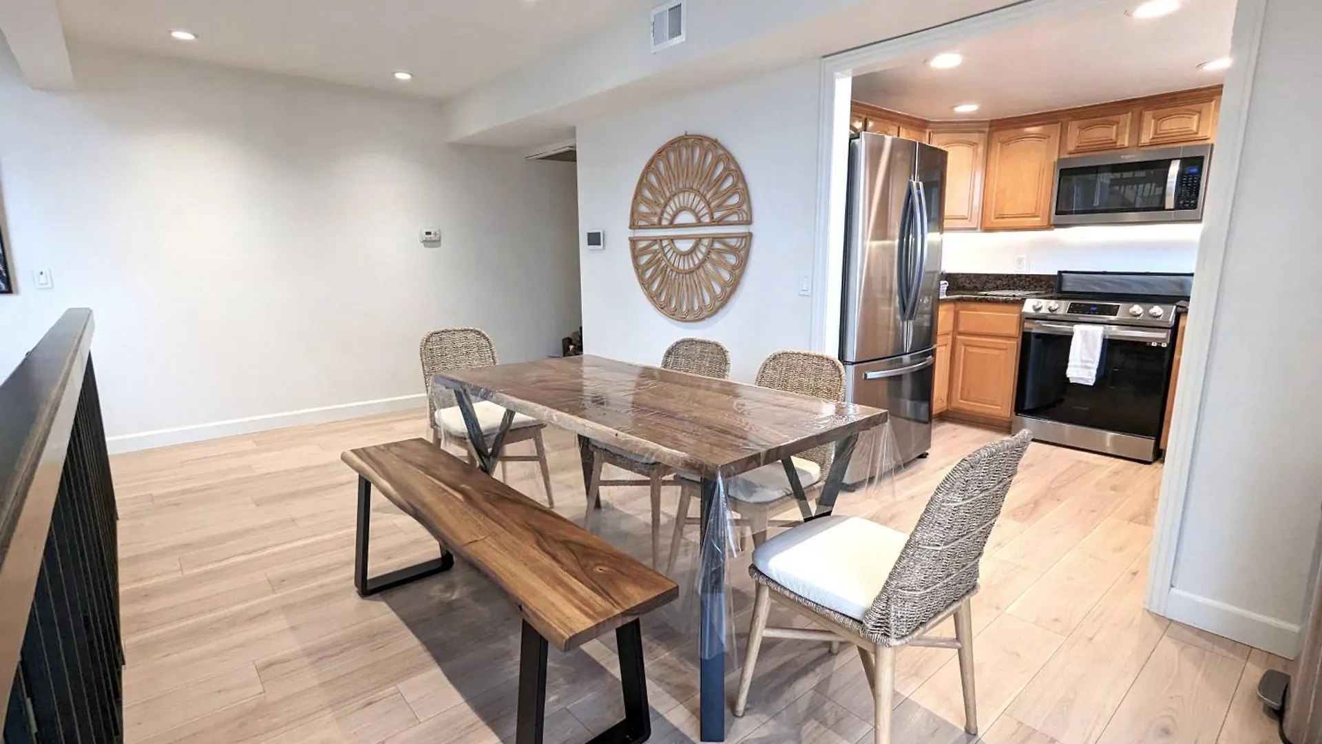 Apartment Bohemian Beach Pad With 5 Beds, Patio & Non-Pickup-Truck Parking Long Beach