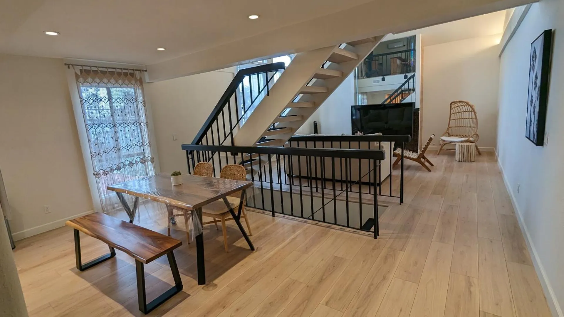 Bohemian Beach Pad With 5 Beds, Patio & Non-Pickup-Truck Parking Long Beach United States