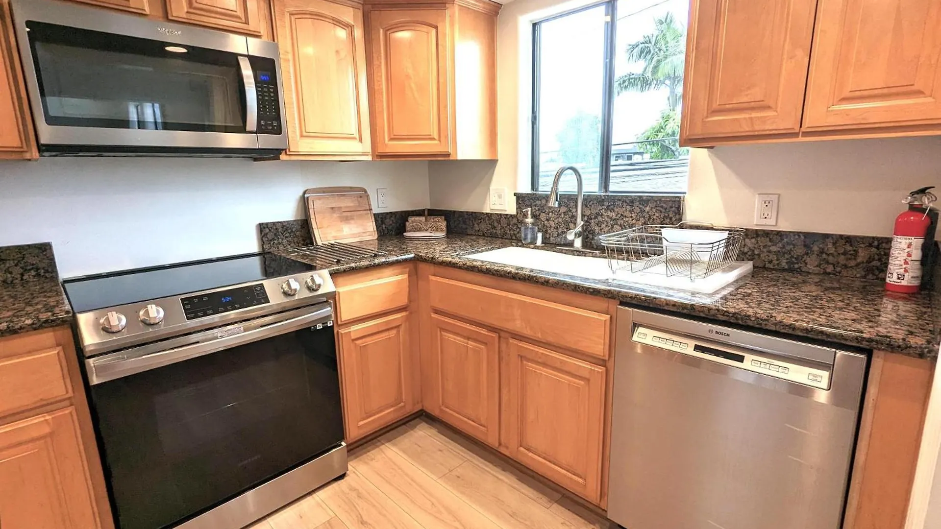 Bohemian Beach Pad With 5 Beds, Patio & Non-Pickup-Truck Parking Long Beach United States