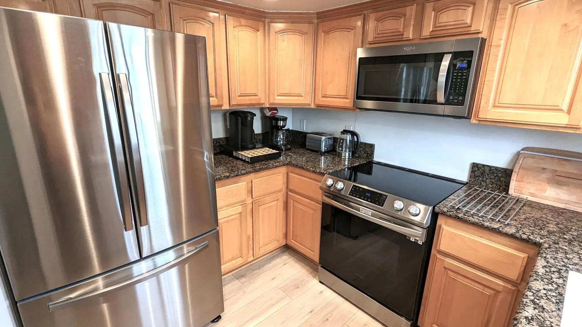 Bohemian Beach Pad With 5 Beds, Patio & Non-Pickup-Truck Parking Long Beach Apartment
