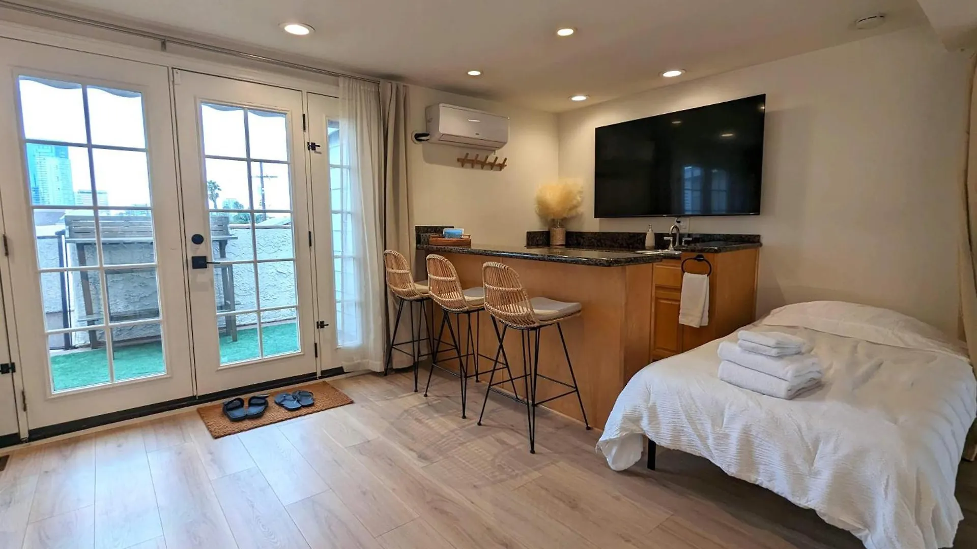 Apartment Bohemian Beach Pad With 5 Beds, Patio & Non-Pickup-Truck Parking Long Beach United States