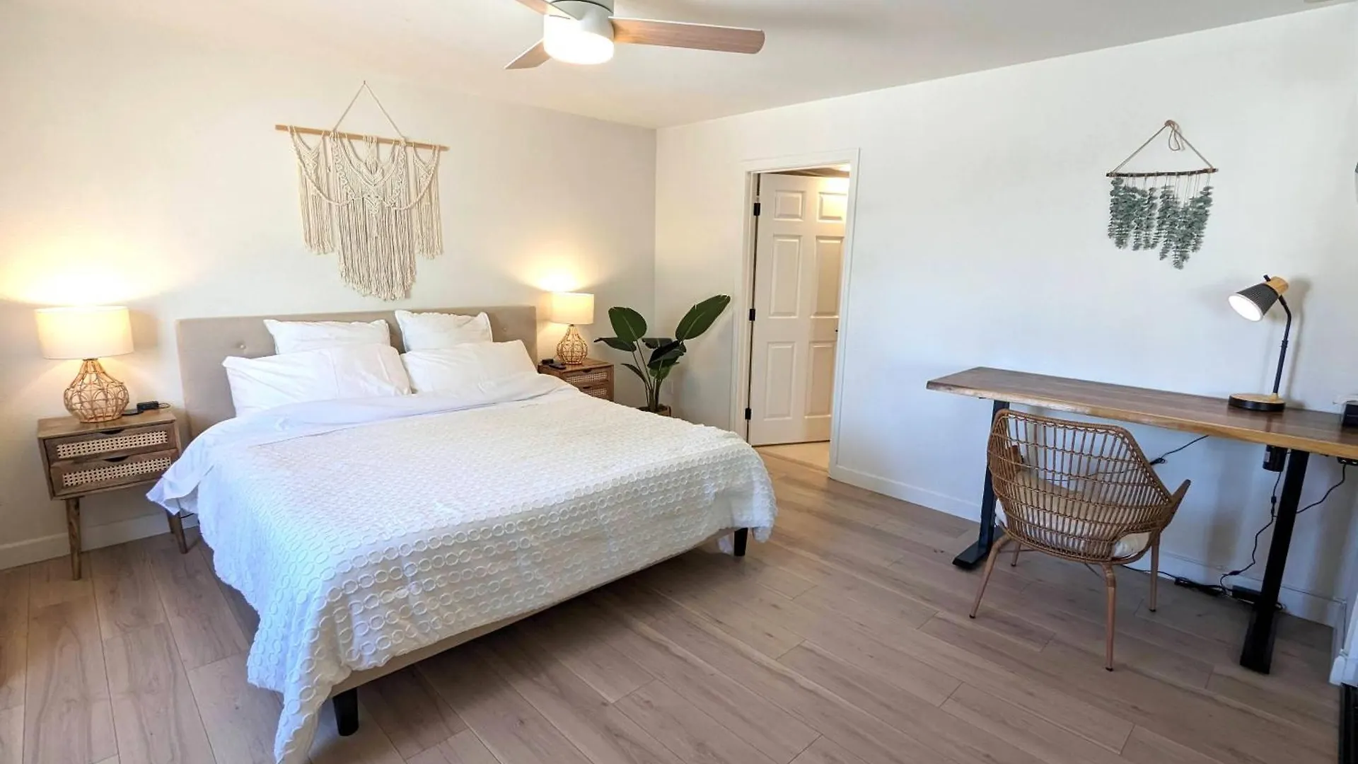Bohemian Beach Pad With 5 Beds, Patio & Non-Pickup-Truck Parking Long Beach