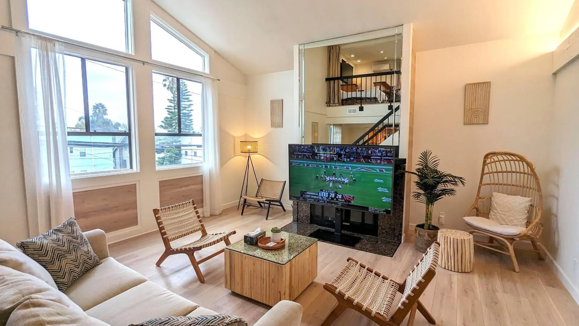 Bohemian Beach Pad With 5 Beds, Patio & Non-Pickup-Truck Parking Long Beach