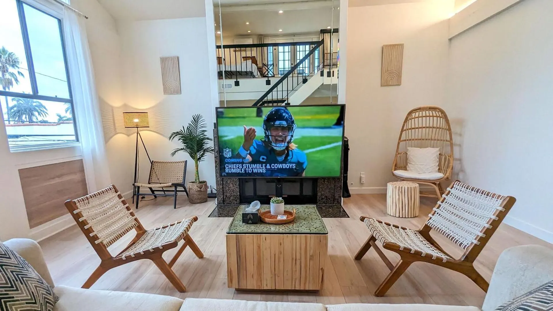 Bohemian Beach Pad With 5 Beds, Patio & Non-Pickup-Truck Parking Long Beach Apartment