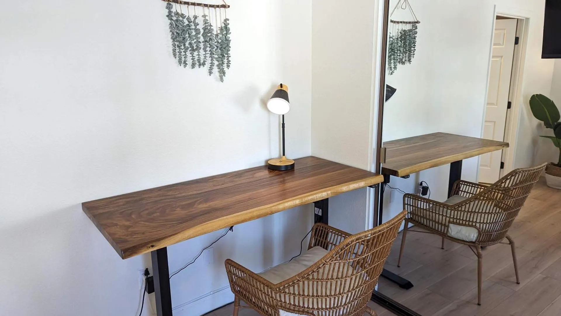 Bohemian Beach Pad With 5 Beds, Patio & Non-Pickup-Truck Parking Long Beach