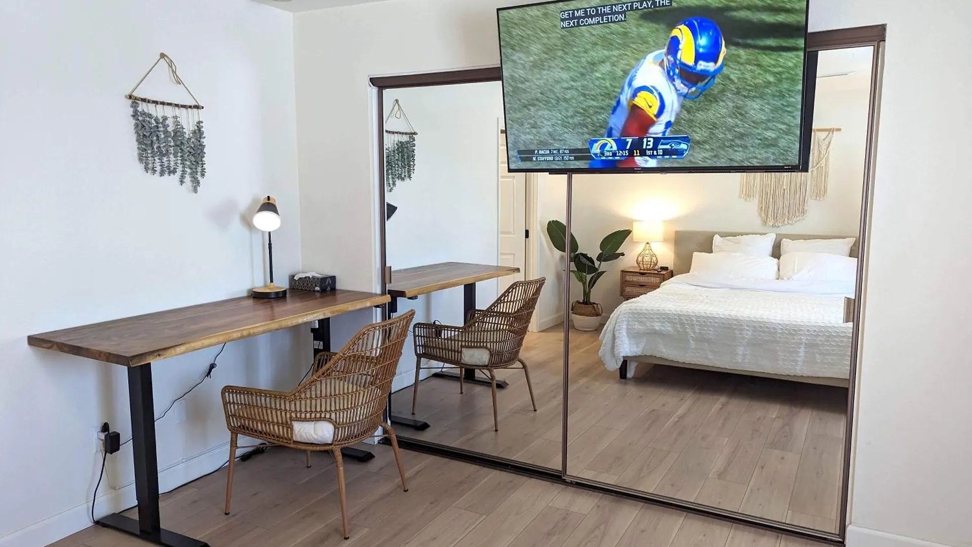 Apartment Bohemian Beach Pad With 5 Beds, Patio & Non-Pickup-Truck Parking Long Beach