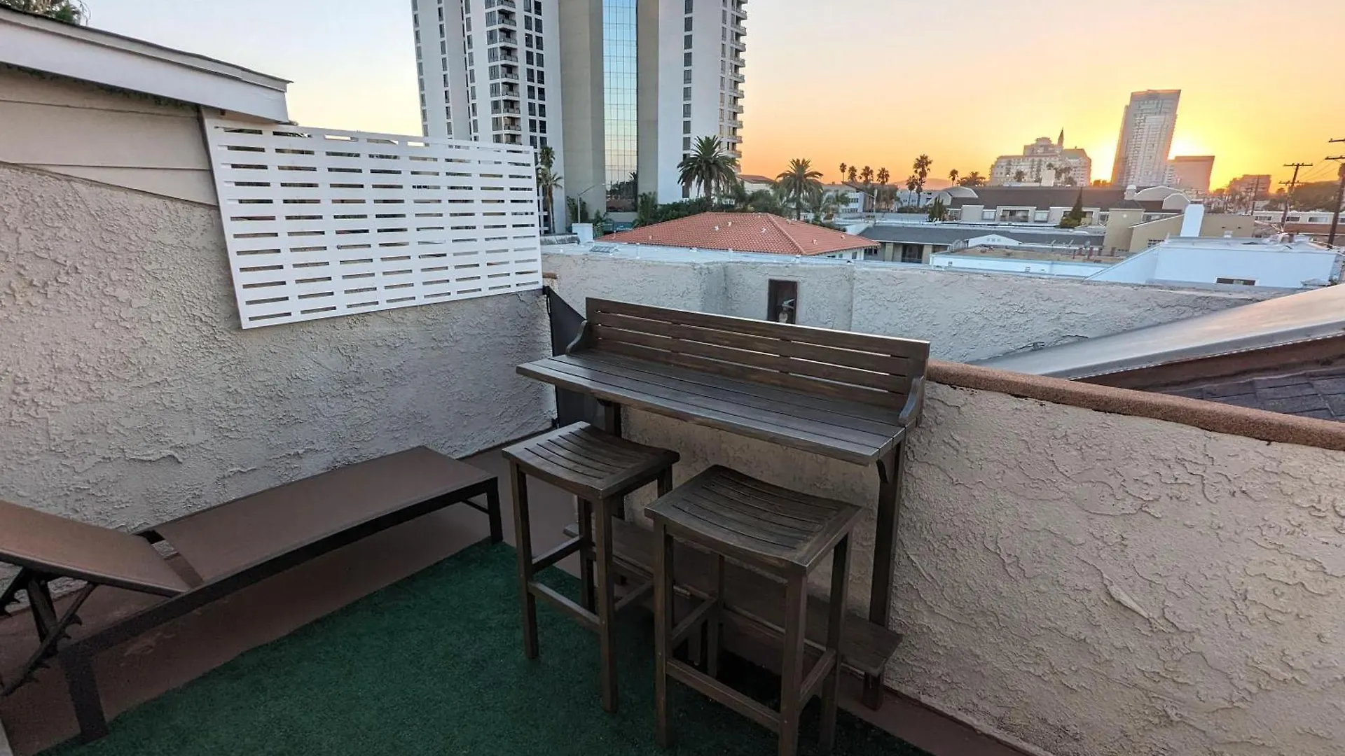 Bohemian Beach Pad With 5 Beds, Patio & Non-Pickup-Truck Parking Long Beach Apartment