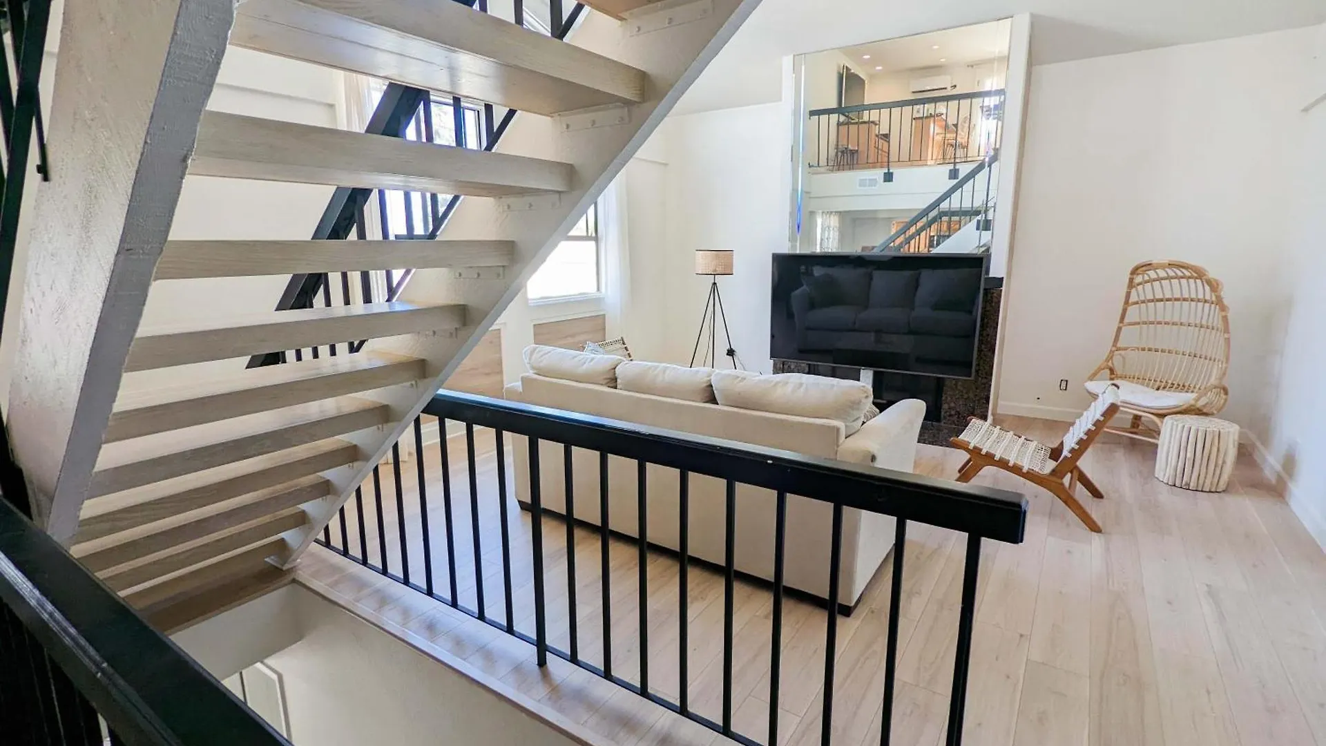 Bohemian Beach Pad With 5 Beds, Patio & Non-Pickup-Truck Parking Long Beach