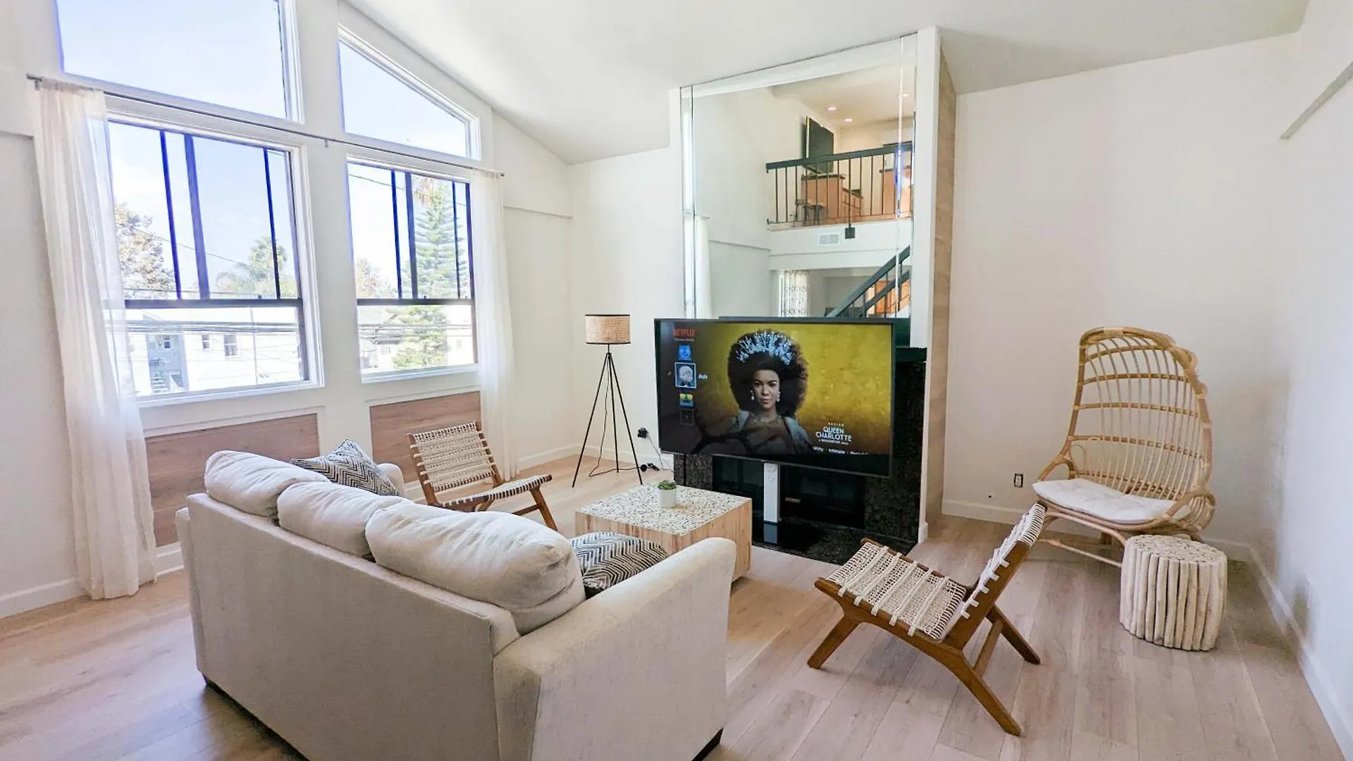 Apartment Bohemian Beach Pad With 5 Beds, Patio & Non-Pickup-Truck Parking Long Beach